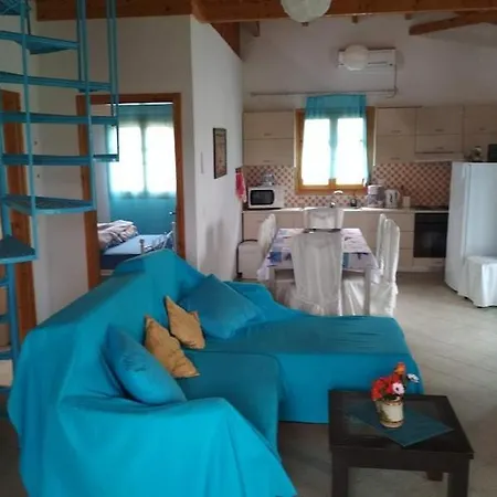 πέτρινο σπίτι με πισίνα Apartmán Falanthi