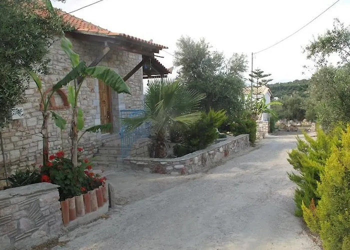 πέτρινο σπίτι με πισίνα *