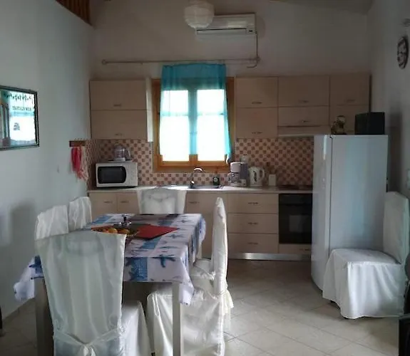 πέτρινο σπίτι με πισίνα