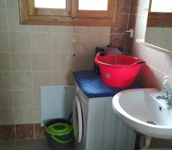 πέτρινο σπίτι με πισίνα